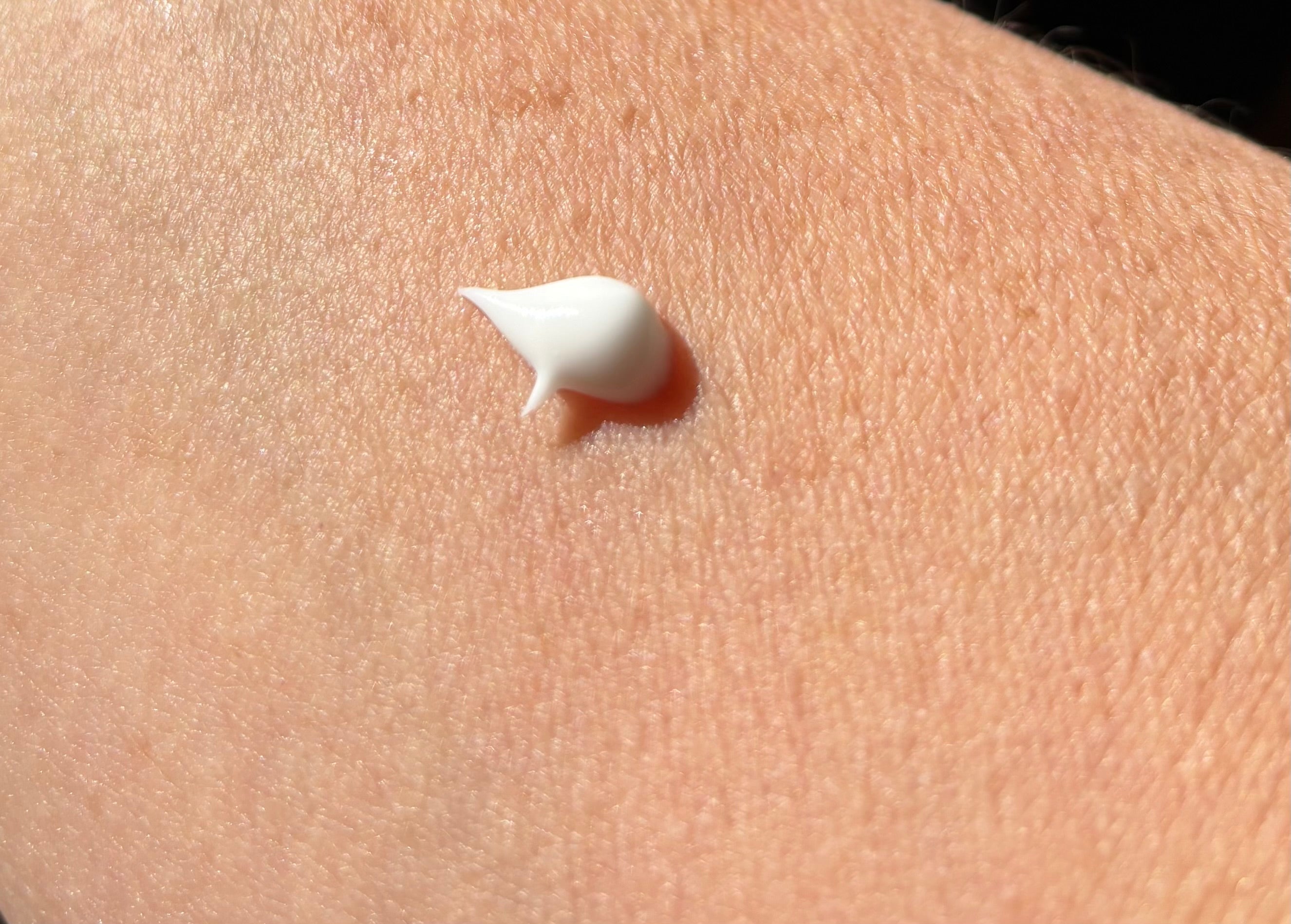 Une noisette de crème sur la peau