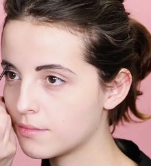 Visage 2 aux yeux bruns