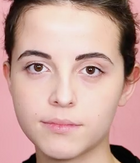 Visage aux yeux bruns