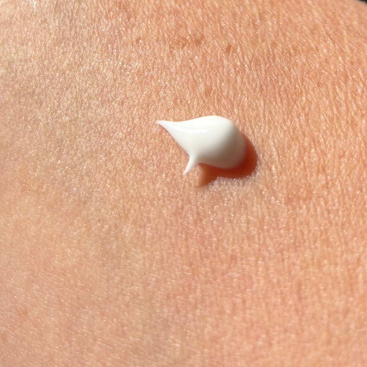 Une noisette de crème sur la peau