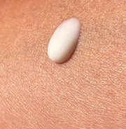 crème main sur un poignet